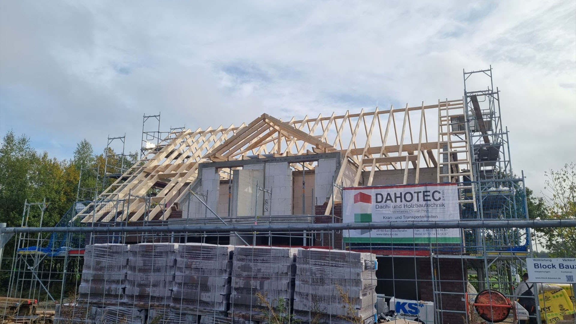 DAHOTEC Background Dach- und Holzbauarbeiten Bau von Steil- und Flachdächern DAHOTEC - Hausbau