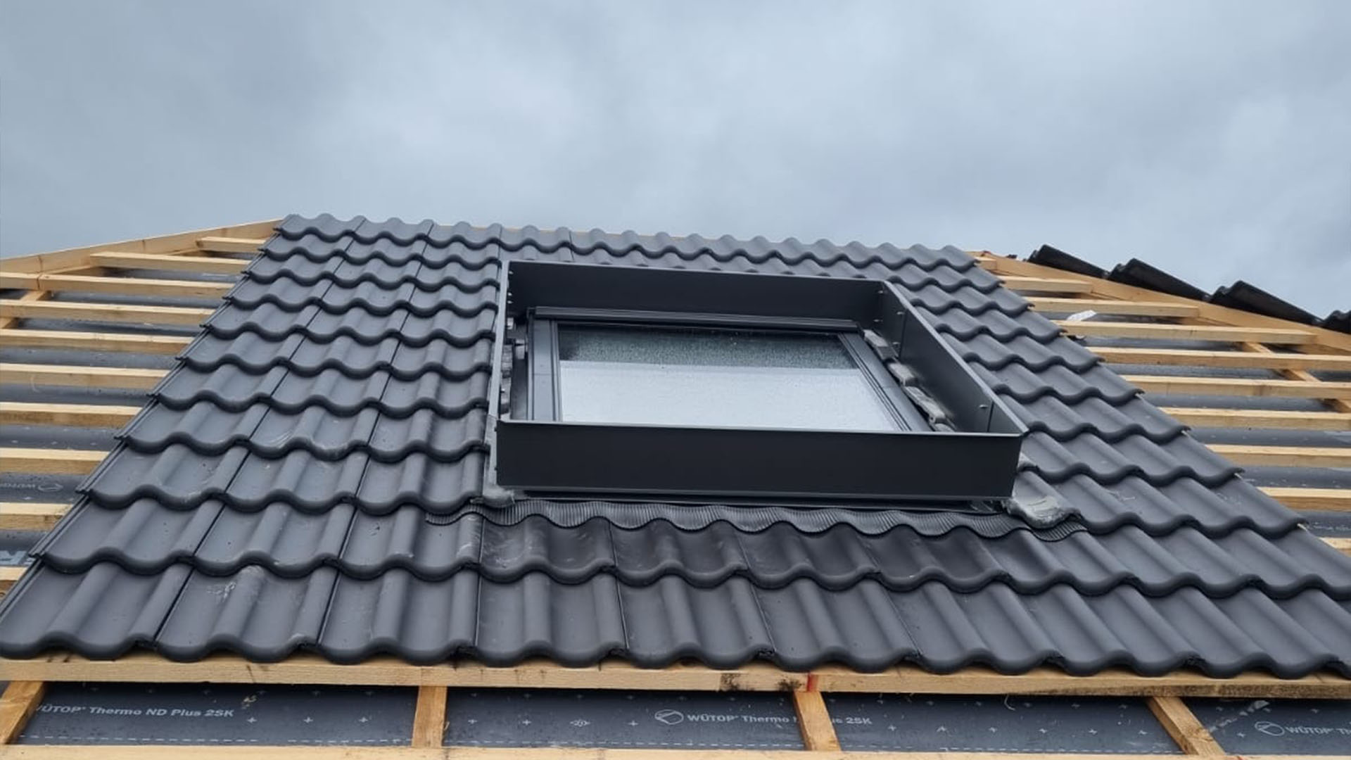 DAHOTEC Background Dach- und Holzbauarbeiten Dachguaben und Fenster DAHOTEC - Dach- und Holzbauarbeiten Dachguaben und Fenster