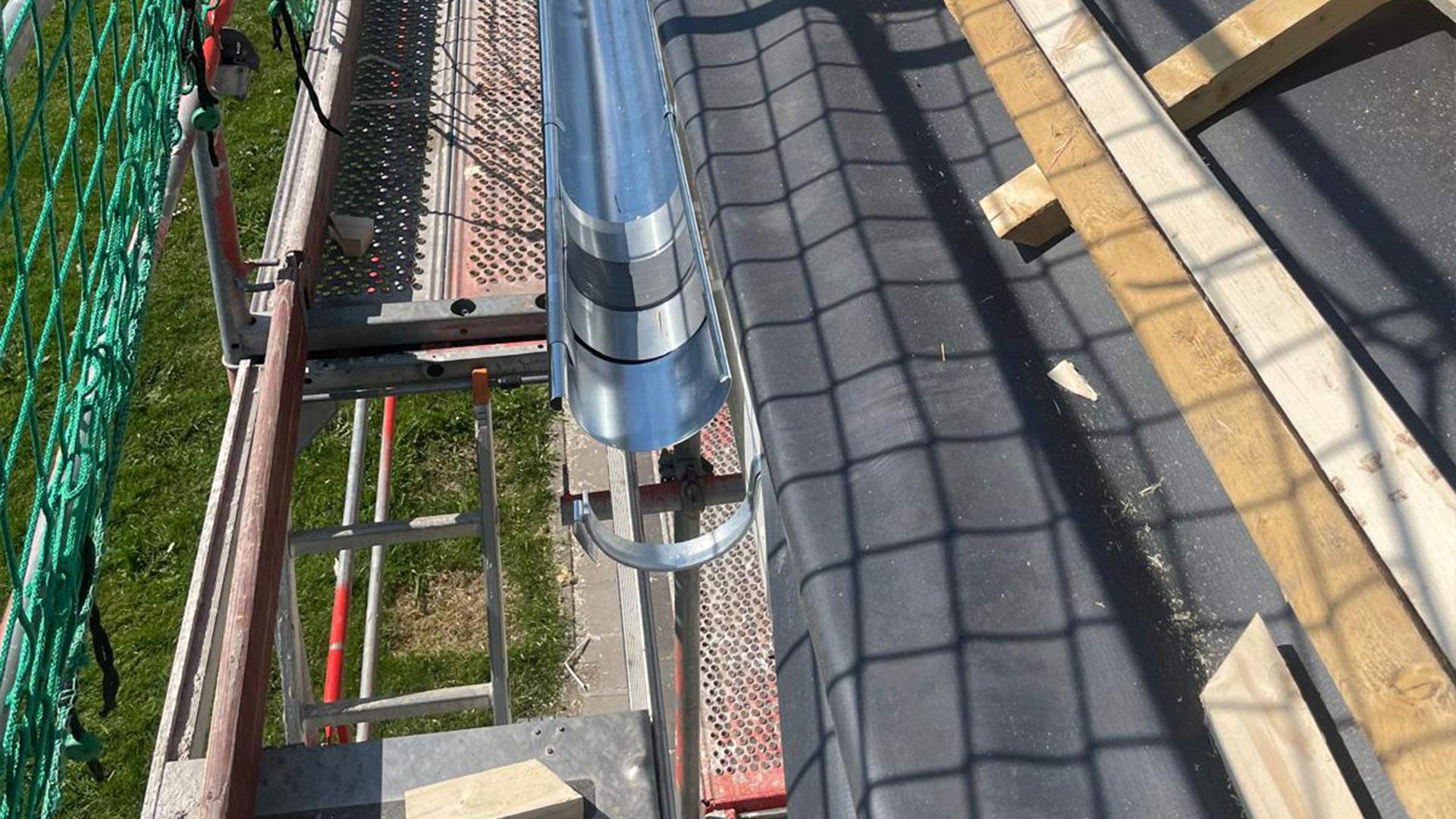 DAHOTEC Background Dach- und Holzbauarbeiten Dachrinnen und Entwässerung DAHOTEC - Dach- und Holzbauarbeiten Dachrinnen und Entwässerung