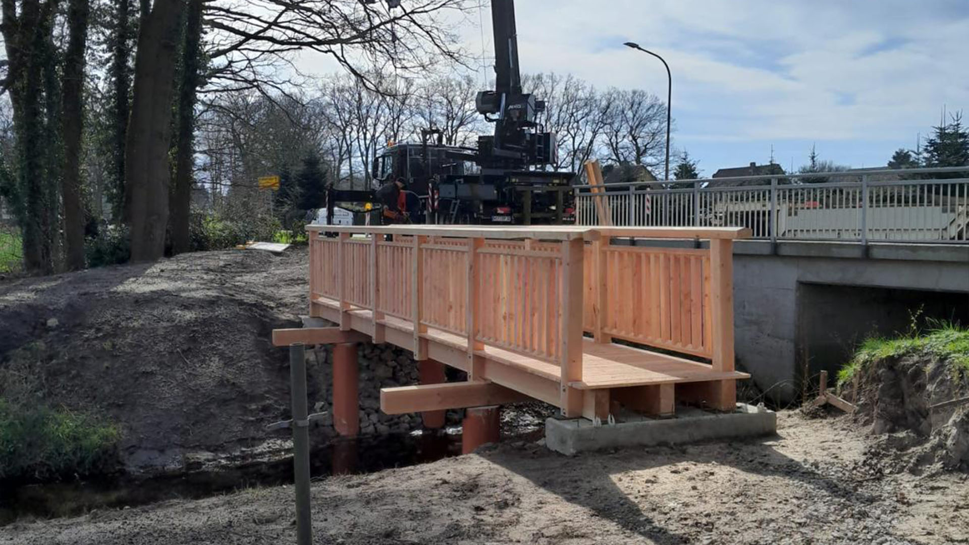 DAHOTEC Background Dach- und Holzbauarbeiten Holzkonstruktionen DAHOTEC - Dach- und Holzbauarbeiten Holzkonstruktionen