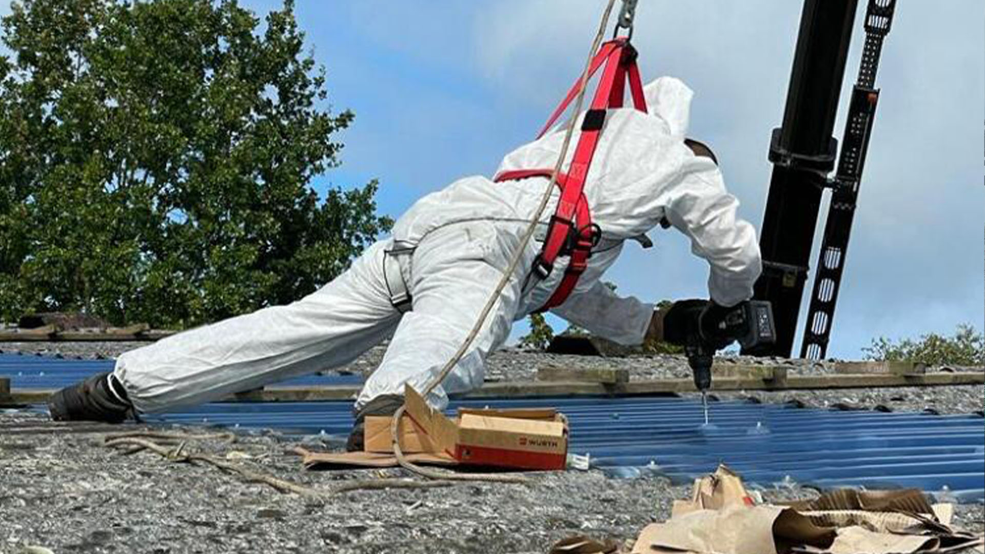 DAHOTEC Background Dach- und Holzbauarbeiten Reparatur von Steil- und Flachdächern DAHOTEC - Dach- und Holzbauarbeiten Reparatur von Steil- und Flachdächern