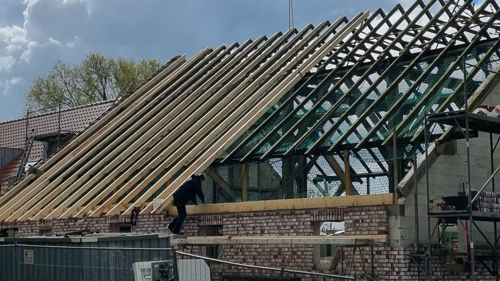 DAHOTEC Background Dach- und Holzbauarbeiten Sanierung von Steil- und Flachdächern DAHOTEC - Dach- und Holzbauarbeiten Sanierung von Steil- und Flachdächern