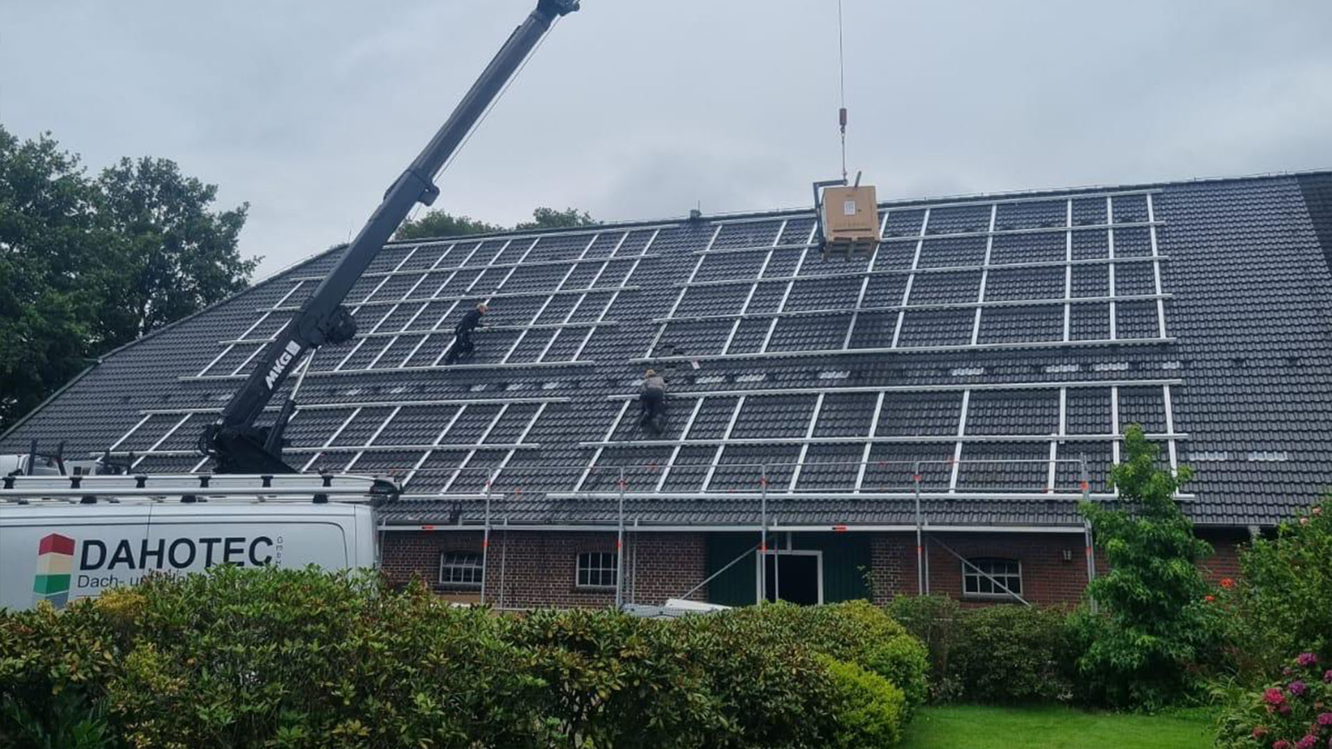 DAHOTEC Background Photovoltaik Montage DAHOTEC - Photovoltaik Montage